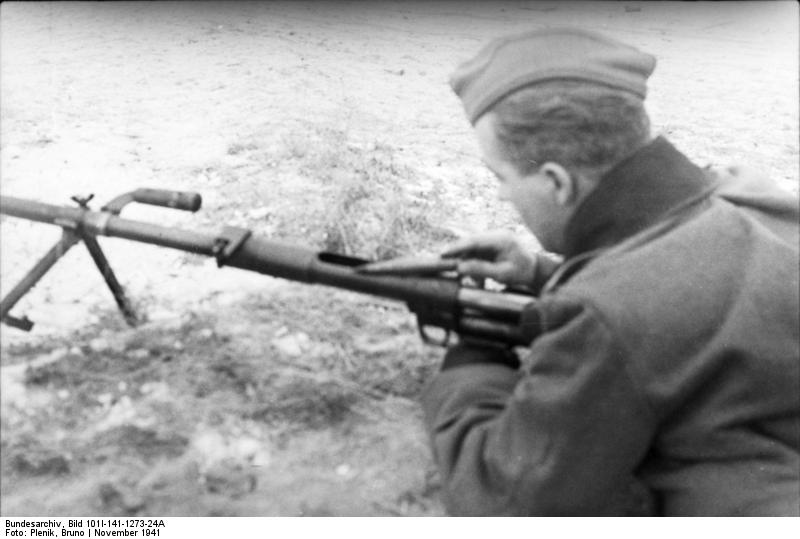 Bundesarchiv_Bild_101I-141-1273-24A,_Russland-Mitte,_Soldat_mit_Panzerbüchse.jpg