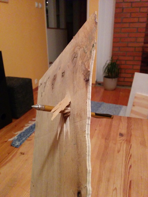 Lask 3 m kauguselt, 4 mm paksuse vineertahvli pihta alumiiniumnoolega.