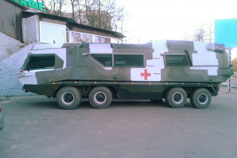 На Днепропетровщине ездит необычная амфибия-госпиталь.jpg