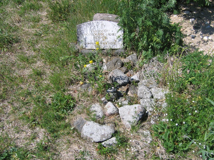 Tundmatu Nõukogude Armee sõduri haud Putkelaiul.JPG