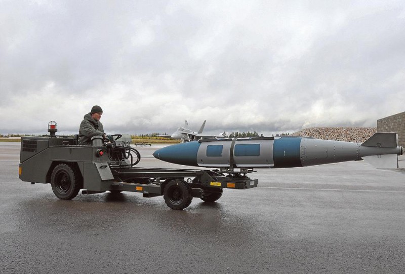 Suurim JDAM pomm Soome KJ foto.jpg