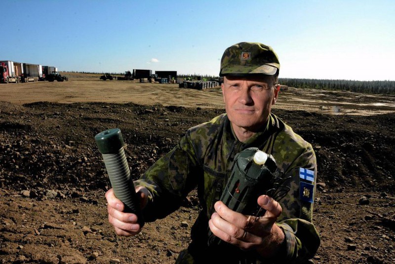 LTCOL Lasse Raassina miinidega M68 ja M43 Helsingin Sanomat 180815.jpg