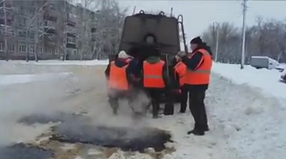 В Липецке кладут асфальт прямо поверх сугробов.jpg