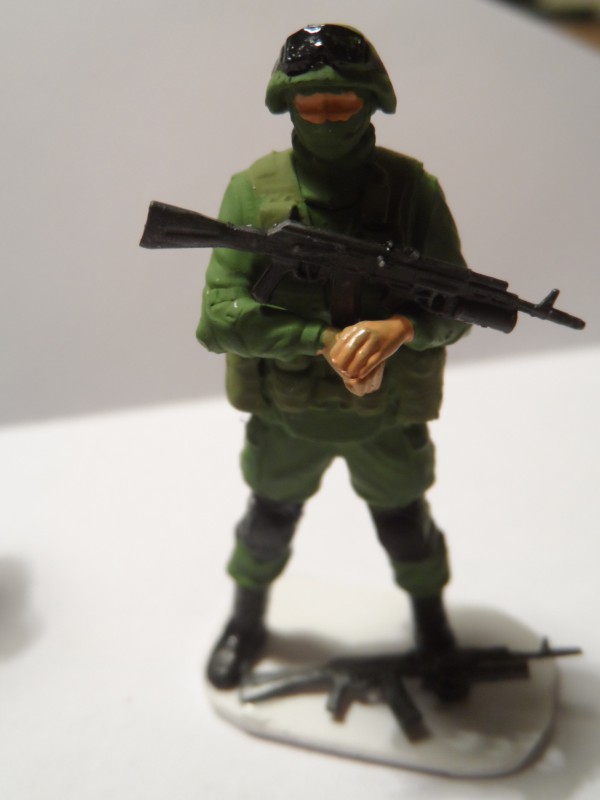Grupi ülem??, käte peal uus AK-74 koos rauaaluse granaadiheitjaga GP-25. Varvaste peal hoiab vett viskama läinud kaasvõitleja automaati.