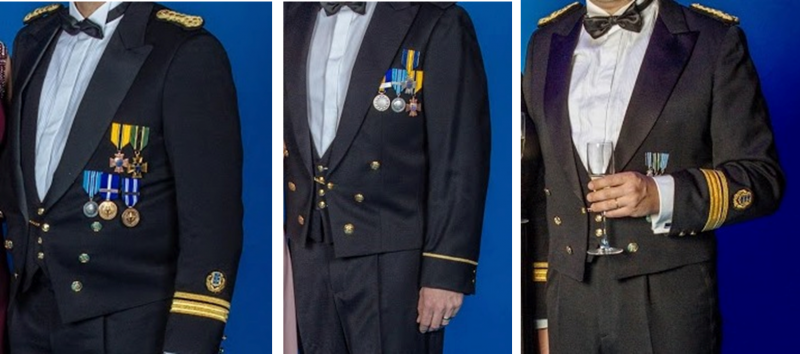 Medalid on rinda visatud nii, nagu jumal juhatab. Eriti originaalne on miniatuuride kandmine naba kõrgusel (kõige parempoolsem pilt).