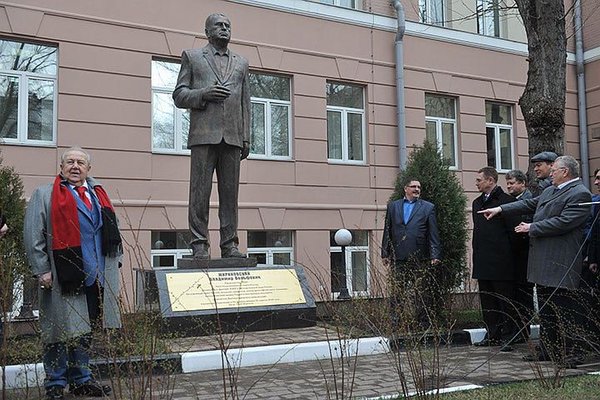 Пока мэрия запрещает табличку памяти Немцова, выживший из ума Жириновский ставит себя памятник в Мск..jpg