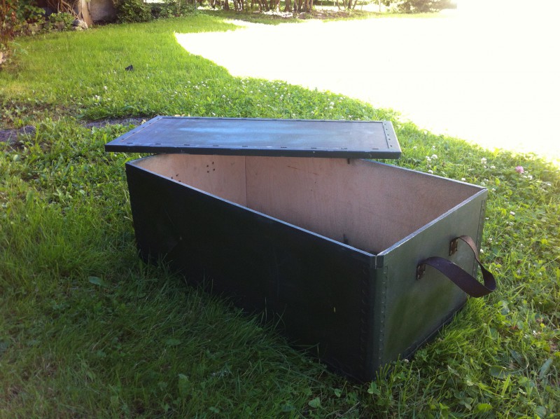 Pakkuda siiis CG 551 moona kast.Värvitud üle militaarroheliseks ning mõõdud on Sügavus 28 cm ning 77 cm pikk,laiusesse 42 cm.<br />Hinnaks 20 Eurot