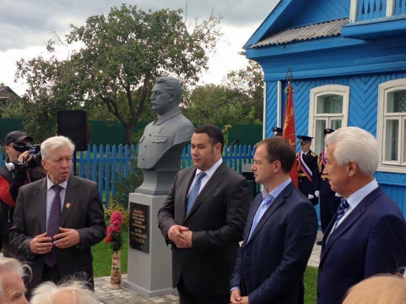В России 2016 г. министры культуры ставят памятники Сталину.jpg