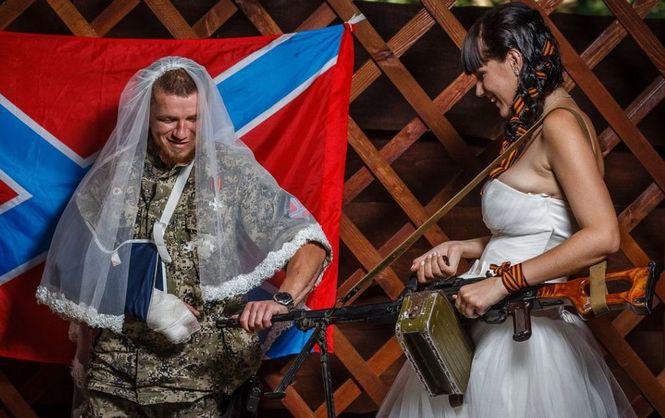 kadunukest siis selline pulmafoto....tundub,et mees oli naisteriideid himustav fetišist ja pükstes oleva toru pikkus kippus väike olema,kui nii unistavalt vaatab  tehistoru poole.