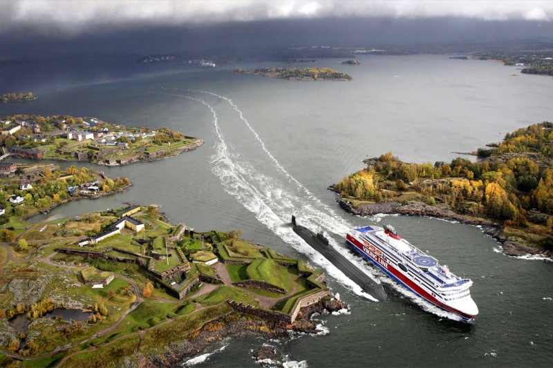 Tuumaallveelaev TK-208 Dmitri Donskoi väljumas Suomenlinnast.