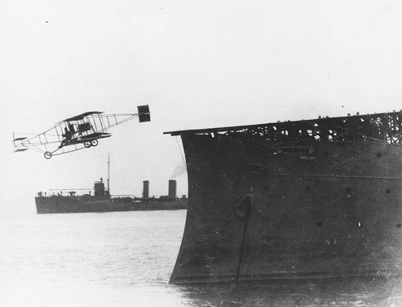 Ely startimas USS Birmingham pardale ehitatud platvormilt.