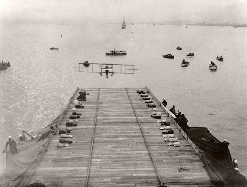 Ely maandumas USS Pennsylvania pardale ehitatud platvormile.