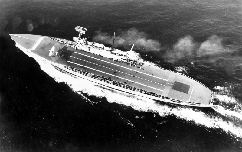 HMS Eagle täies hoos.