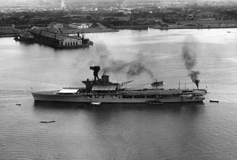 HMS &quot;Hermes&quot; Pearl Harbour'is külas. Hästi näha ahter, kuhu algselt plaaniti ehitada slipp vesilennukitele.