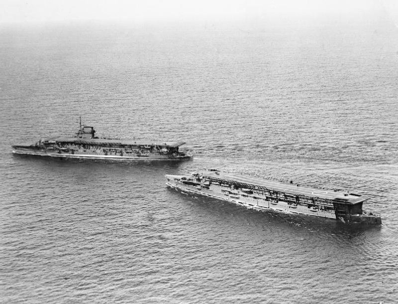 HMS &quot;Furious III&quot; koos ühega oma poolõdedest.