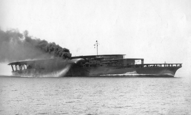 &quot;Akagi&quot; käigukatsetustel. Hästi näha korstende konstruktsioon ning kõik kolm lennutekki.