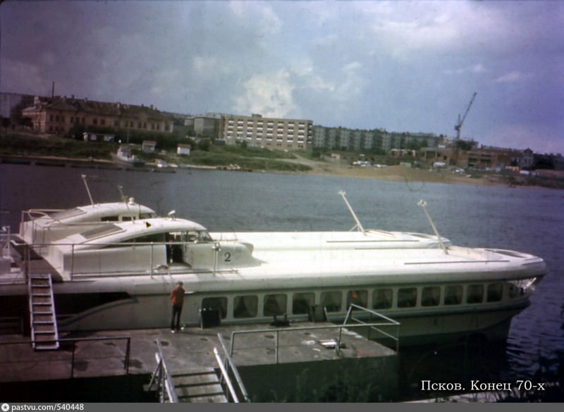 Ajajärgult &quot;Peipsi Jõnn&quot; ja &quot;Tuuslar&quot;-i järgne foto, küljelt on nimi kadunud. Raketa-1M (eeldatavasti) ja Raketa-2M kõrvuti. Kuigi pildi suuna järgi peaks ideaalselt olema näha mis roolirattaga tegu on, ei suutnud mina välja peilida kas tegu on hilisemaga või mitte.<br /><br />Kummagil pole vööris seda laterna laadset väikest tuld mis samast kohast tehtud 3 laevaga pildil just Raketa-3M peal näha oli.