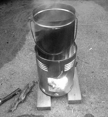 Kogu pliit koosneb plekkpurgist (võib ise keerata plekis, väiksem teha 0,33 joogipurgist),millel on augud sisse tehtud, et saavutada tõmmet ja tagada seega põletismaterjali intensiivne põlemine.