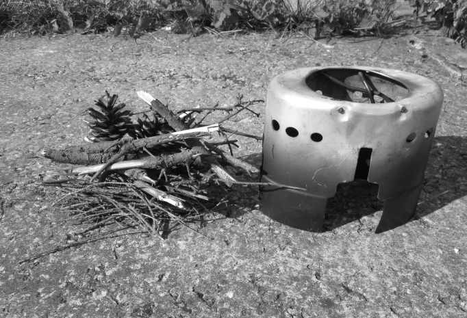 Sellel pildil on näha umbkaudne kogus põletusmaterjali, käbisid ei ole mõtet lisada. Peenikesed oksad eritasid süütamisel ja põlemise algfaasis valget suitsu. Edasi toimus põlemine ilma suitsuta.