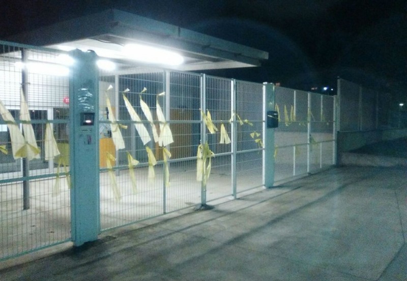 Salou politsei trahvis €100-ga kaheksa Vabariigi Kaitsekomitee liiget, kuna nad sidusid kollaseid paelu aia külge Kataloonia vangistatud poliitikute toetuseks.