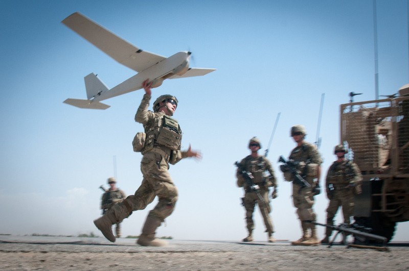 Paratroopers_launch_packable_drone_DVIDS615590.jpg