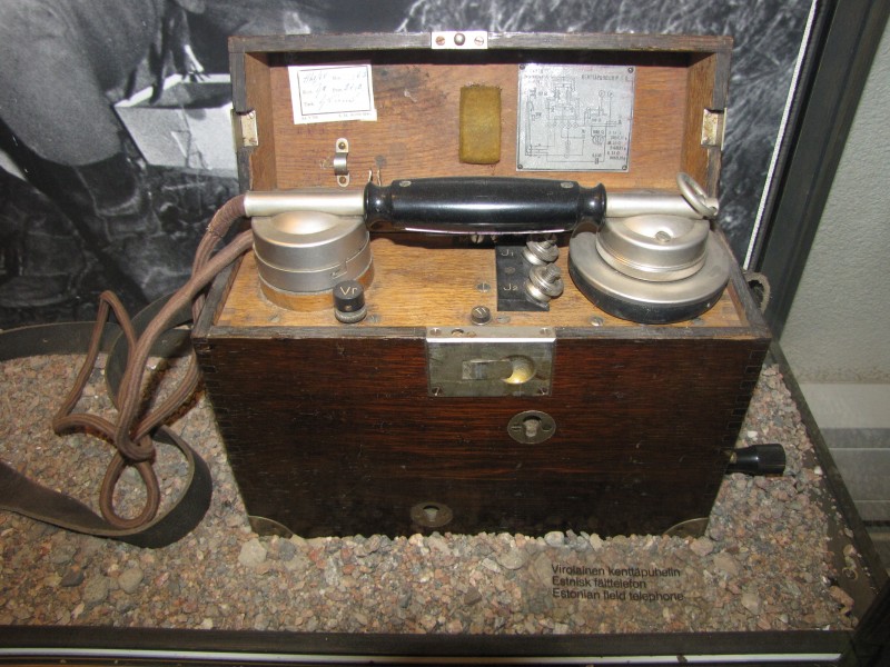Estonian_field_telephone.JPG