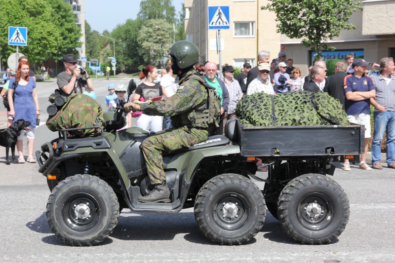 Lippujuhlan_päivän_paraati_2014_090_Utin_jääkärirykmentti_Polaris_Sportsman.JPG