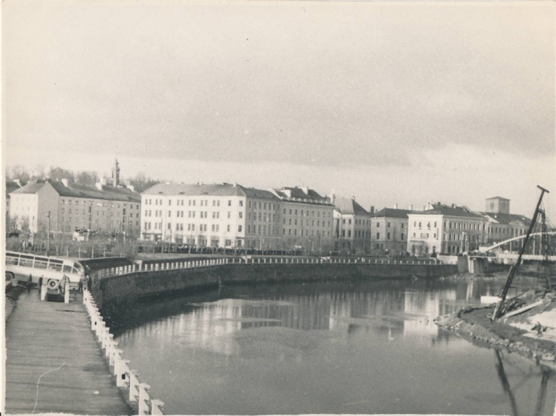 1964 a. paraad bussiga.jpg