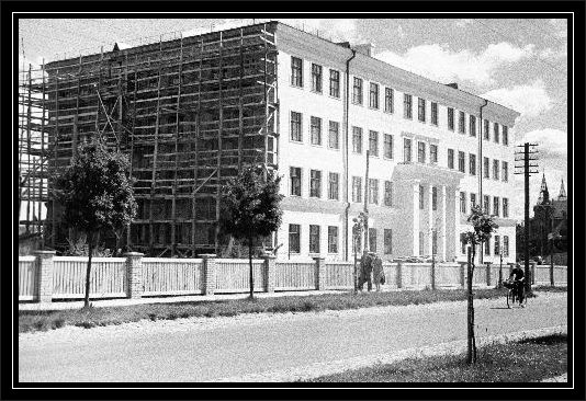 Puiestee tänava koolimaja ehitus 1952.jpg