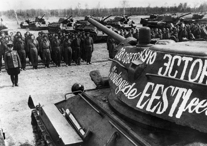 Строй танкистов танковой колонны «За Советскую Эстонию» перед ее передачей в войска, 6 мая 1943 года [5].jpg