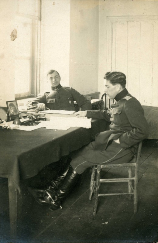 juhuslik 1924, ltn K.Uibo ja Kerjan.jpg