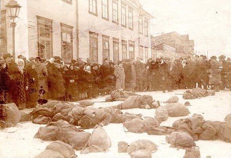 Vācijas armijas nošautie latviešu strēlnieki. Tartu, 1918. gada februāris. Foto: Latvijas Nacionālais vēstures muzejs