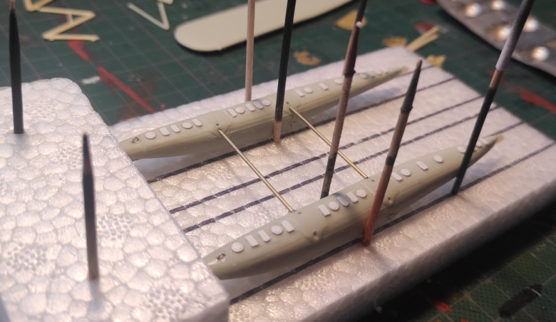 Siin pontoonid peale järgiaitamist ja juba ka kokkusobitatud. Tala on tehtud lihtsalt messingtorust, komplektis kaasasolnu osas olin natuke ebalev.