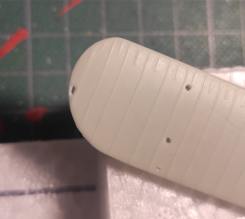 Alumistel tiibadel oli nö käepide kust sai lennukit sikutada.