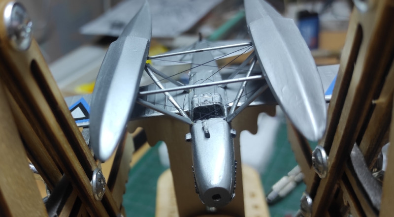 Pontoonide trossitamine, ikka nii et 0,3 mm auk ette ja veniv niit ja tilk superliimi.