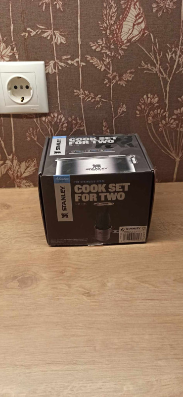 Stanley roostevaba matkatotsik, sisaldab kaht plastist kaussi ja lusikat. 25 EUR
