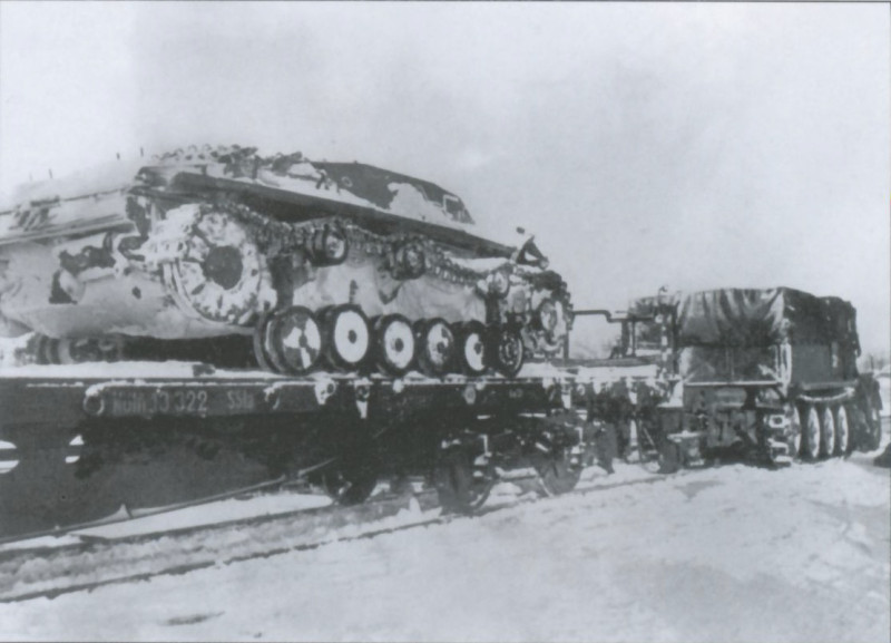 1. Patarei, E või F, raudteeplatvormil, mida veab SdKfz 9.jpg