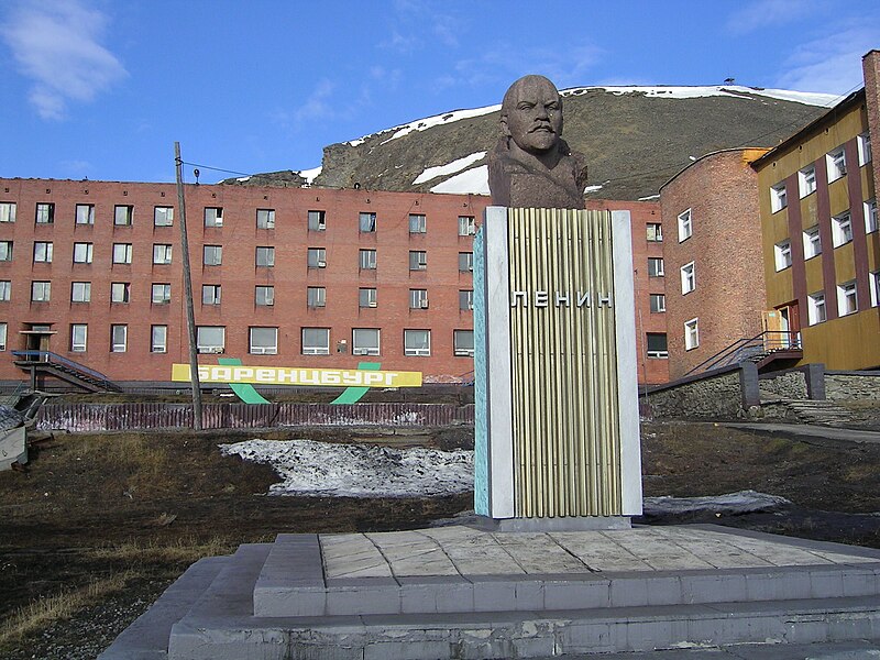 Lenin_statue_in_Barentsburg,_Svalbard.jpg