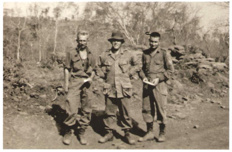 Mina paremal piibuga, lt Graham ja kahurväelane. Esimene lahing on seljataga, tagajärg 0:0.