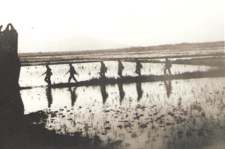 Vietnam 1967, puhastuspatrull tuleb vihma ajal tagasi baasi.