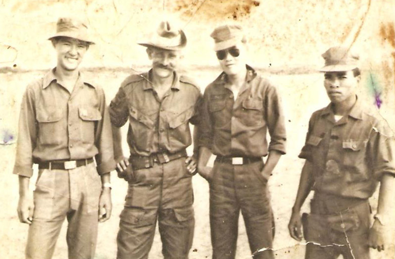 Ülemine foto - minu tõlk, mina, adjutant  ja kolmanda kompanii ülem.