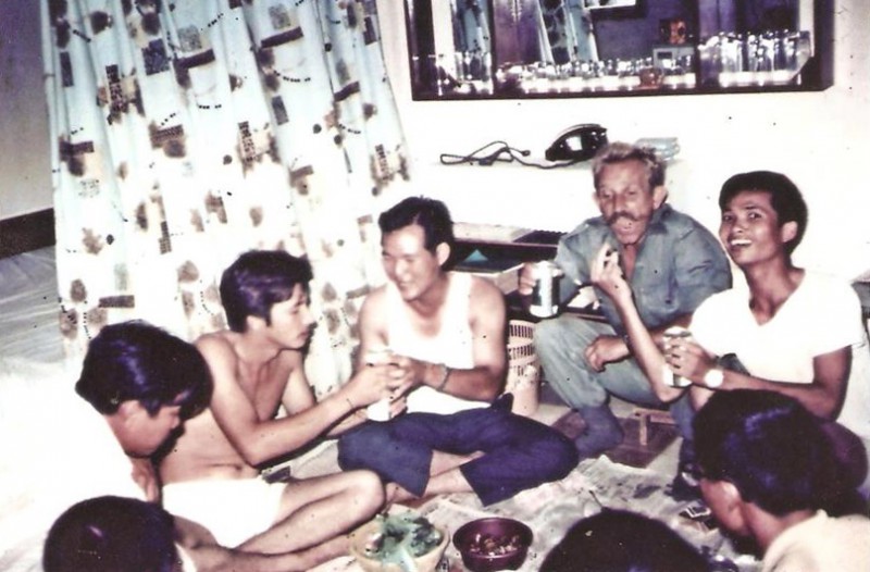 Alumine foto - 1970 meie kohtume jälle,  kaks tõlki minu kõrval, kolmas tõlk sai  surma peale minu lahkumist 1967ndal aastal.