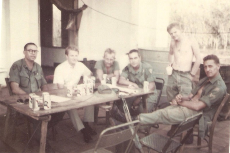 Viimased nädalad Vietnamis. Fotol ameeriklane, Patrik, mina, ameeriklane, Dennis ja Enge.