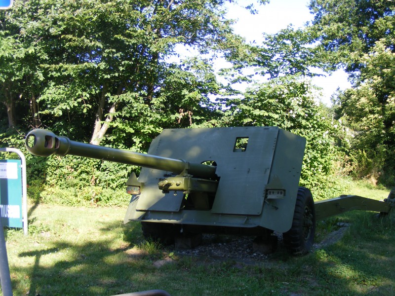 Muuseumiallee kaunistus,seda brittide kahurit aastast 1946 kasutasid Taanlased oma suurtükiüksustes kuni 1996 aastani.