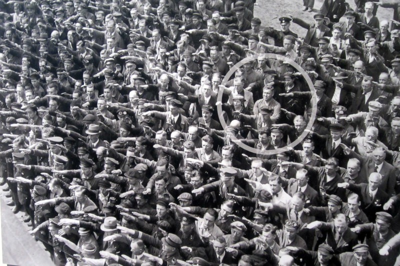 August Landmesser nazi salute civil disobedience Hamburg.jpg